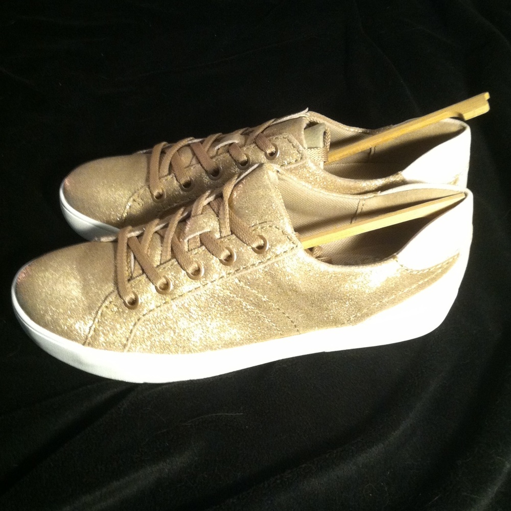 (NWB)   Morrison Sneaker